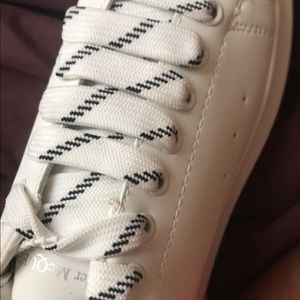 Color ? White and black , I can’t fit them and Sadly I can’t find the box